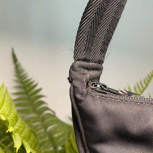 Prada Vintage Tessuto Sport Nylon Bag in Nero (MV515) - Picture 9 of 11
